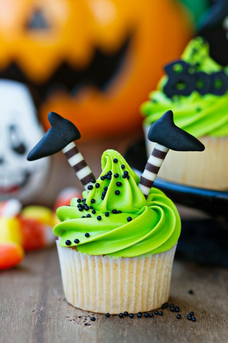 lustige halloween muffins deko ideen hexe schuhe grüne haube