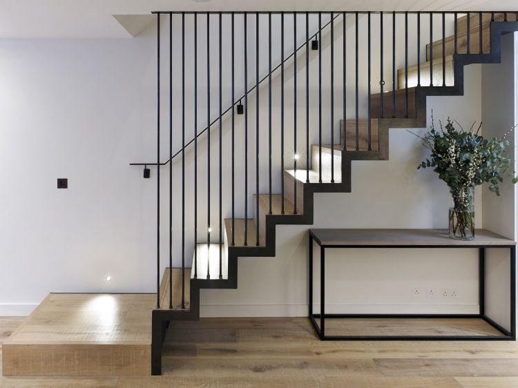 moderne ideen für treppenschutz aus metall stahl holztreppe treppengeländer treppengeländer brüstung brüstungshöhe seitenansicht vase