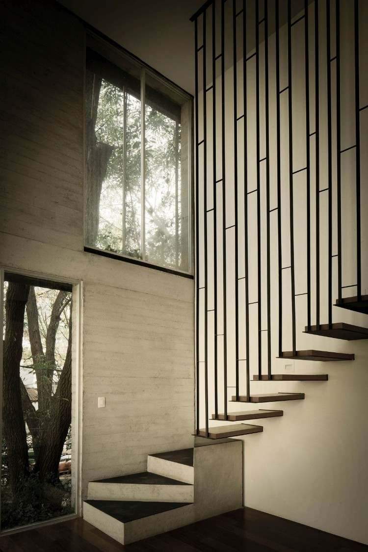 moderne ideen für treppenschutz aus metall stahl schwebende treppen gewendelte treppe
