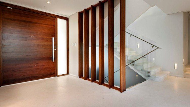 moderne treppengeländer fallschutz absturzsicherung treppe dunkel holz glas kombination weiße wände