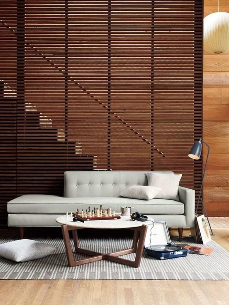 moderne treppengeländer fallschutz absturzsicherung treppe holz weißwände fliesenboden lamellen holzlatten horizontal sofa schach