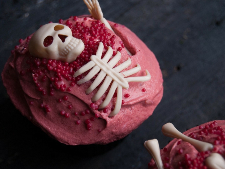 muffins halloween deko ideen skelett erdbeeren