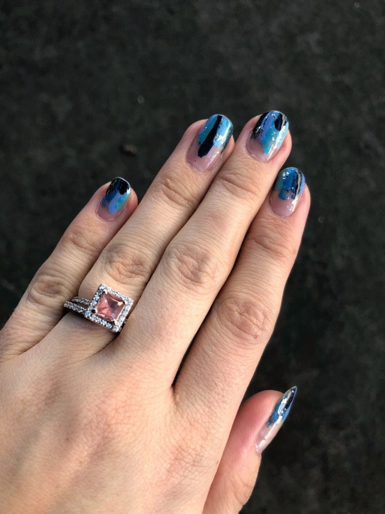 negative space nails blau schwarz runde nagelform