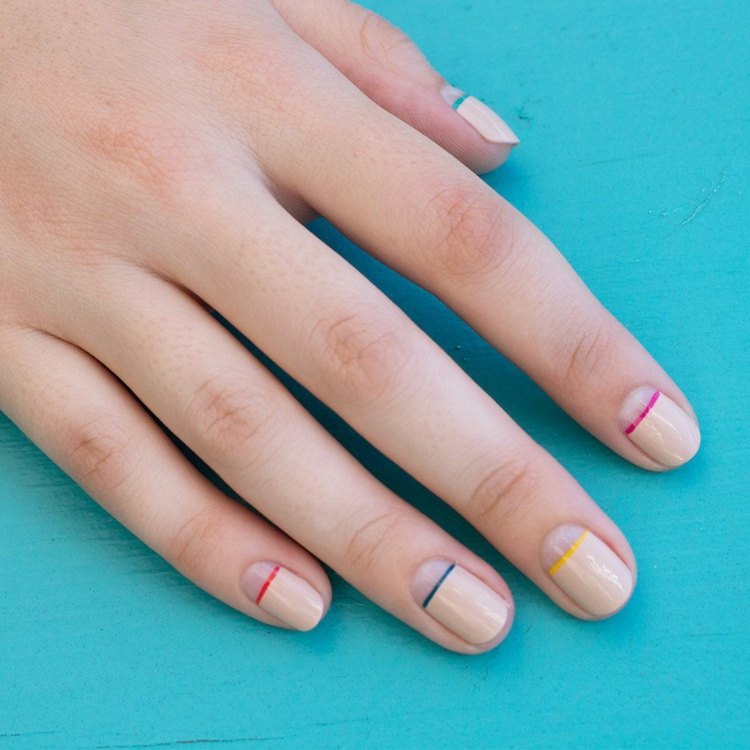 nude nails kurze negative space nails streifen farbig