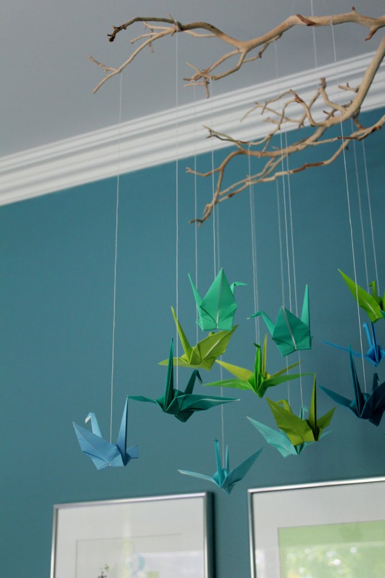 origami vogel kranich mobile ast papier in blau- und grüntönen