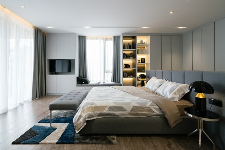 raumhohe fenster schlafzimmer teppich schrankwand grau beige blau