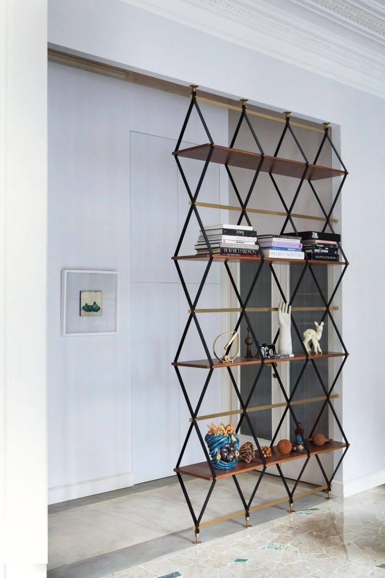 raumteiler ideen selber machen diy trennwand raumtrenner wohnzimmer design geometrische formen artefakte bücher