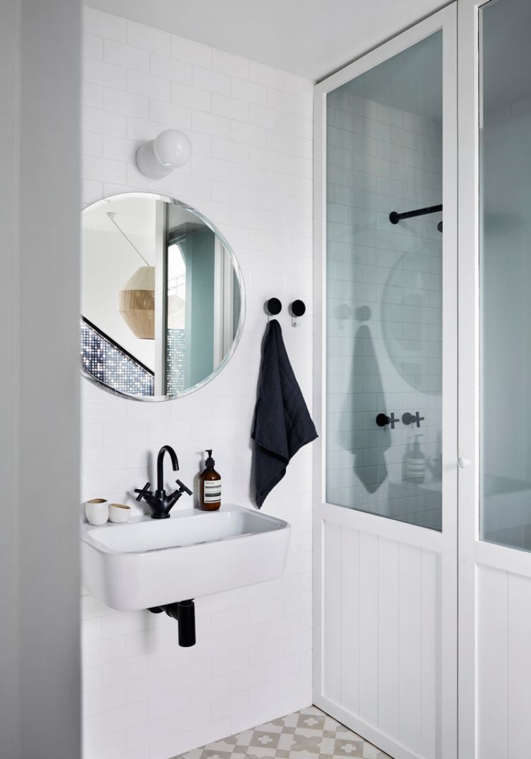 schmales haus design badezimmer weiße fliesen waschbecken spiegel handtuch ducschkabine schwarz wasserhahn