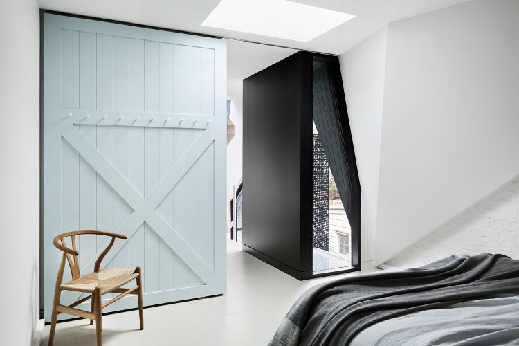 schmales haus design schlafzimmer weiße wände holzstuhl