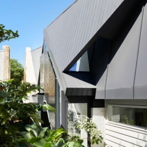 schmales haus design wiederaufbau architektur terrasse schlafzimmer hausfassade baum ausenansicht
