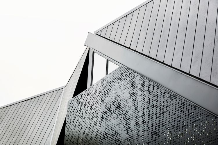 schmales haus design wiederaufbau dach hausfassade nachhaltiges material kreisformen