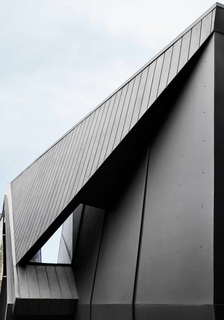 schmales haus design wiederaufbau dach nachhaltiges material dreieckige formen