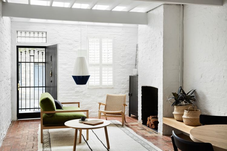 schmales haus design wiederaufbau wohnraum minimalistisch backsteinarchitektur praktische raumaufteilung eingang kamin