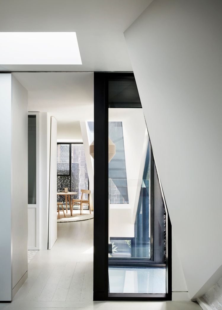 schmales haus design wiederaufbau wohnraum minimalistisch treppe hängelampe verglasung
