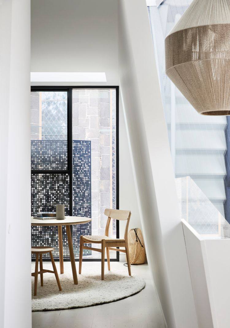 schmales haus design wiederaufbau wohnraum minimalistisch treppe perforierte platte fassade hängelampe tisch stühle