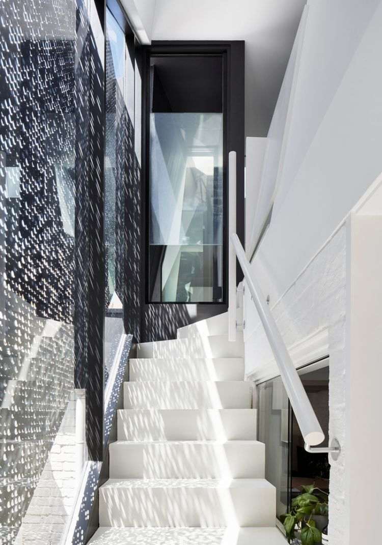 schmales haus design wiederaufbau wohnraum minimalistisch treppe perforierte platte hausfassade