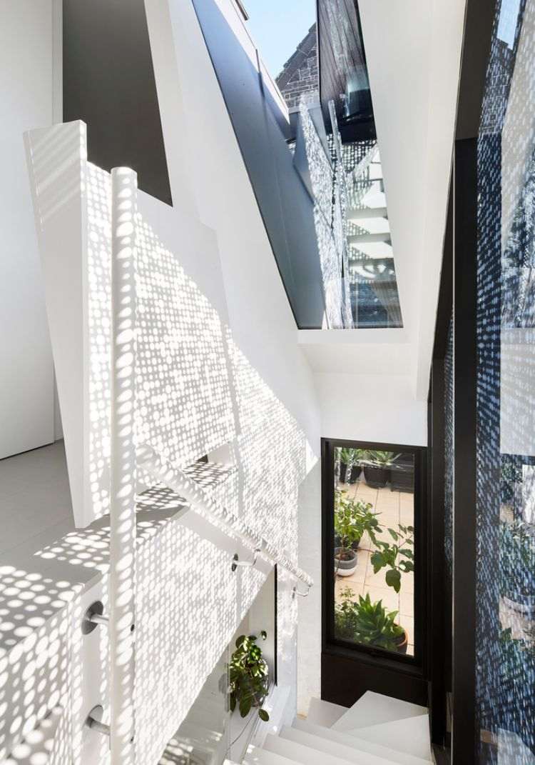 schmales haus design wiederaufbau wohnraum minimalistisch treppe perforierte platte ostfassade terrasse pflanzen