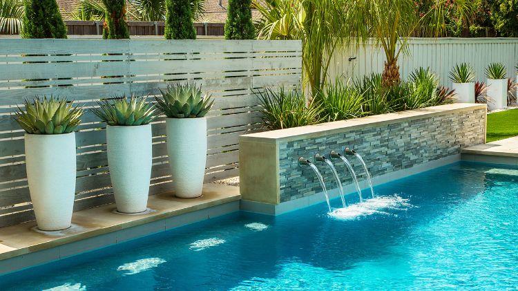 sichtschutzzaun außenverkleidung schwimmbecken pool pflanzen wasserbrunnen