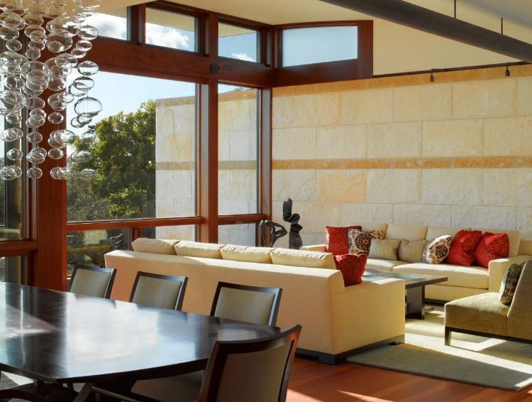 sitzgruppe wohnzimmer aussicht terrasse teppich sofa anordnung hängeleuchte design glas