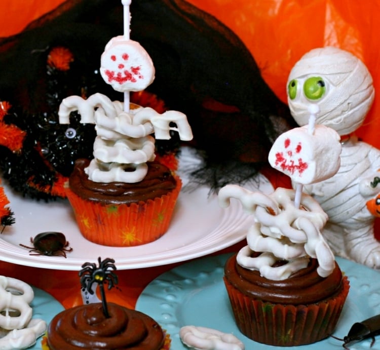 skelett brezel marshmallow spinnen halloween muffins deko