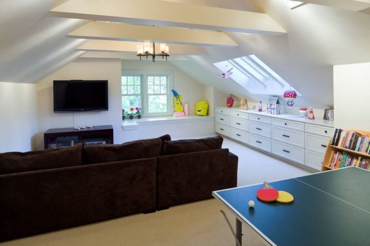 sofa mitten im raum aufteilen spielbereich fernseher tischtennis kinderzimmer unterhaltungsraum