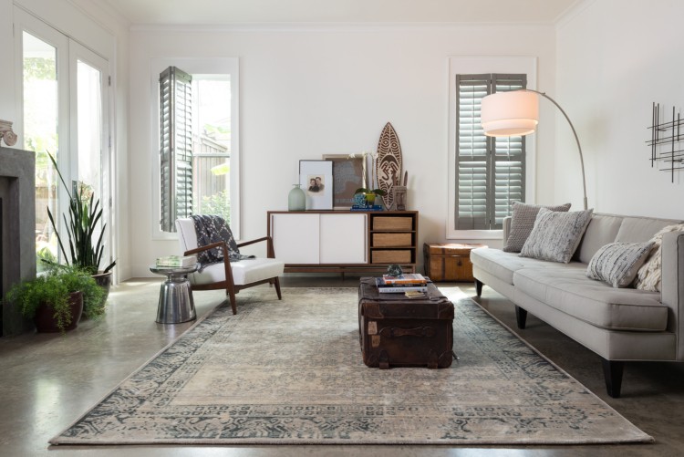 teppich wohnzimmer dreisistzer grau sofa kaffeetisch leder koffer