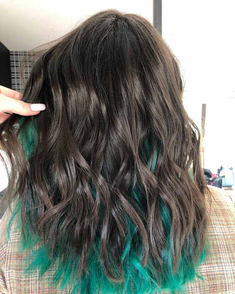 versteckte haarfarbe farbkombination dunkelbraun blaugrün