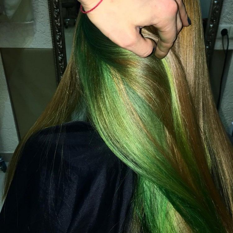 versteckte haarfarben trend blonde haare grüne underlights