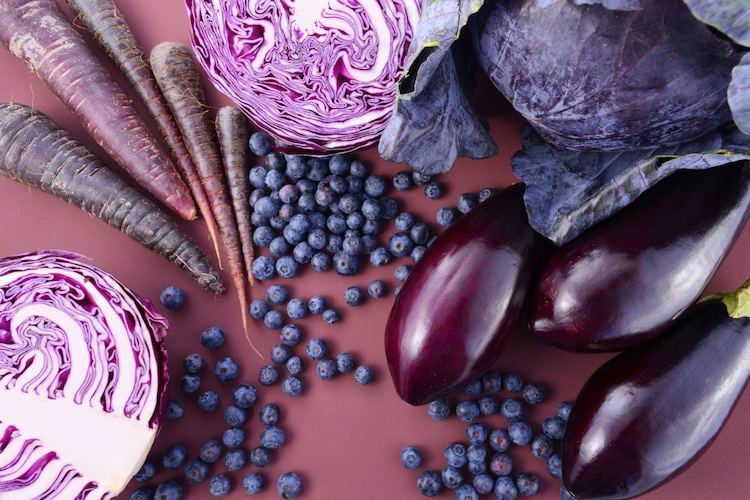 violett lila obst und gemüse blaubeeren auberginen anthocyane