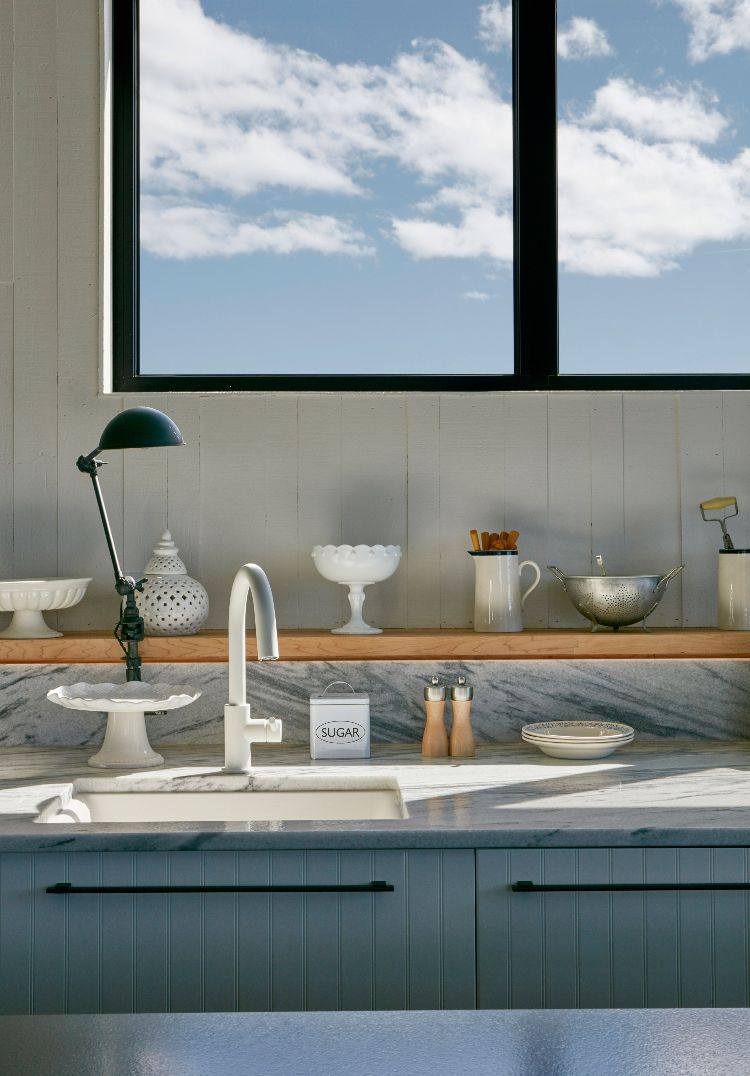 waschbecken für küche praktische tipps zum installieren fenster himmel lampe marmor arbeitsplatte