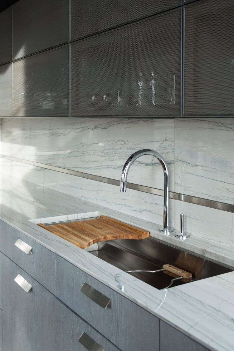 waschbecken für küche praktische tipps zum installieren marmor arbeitsplatte küchenrückwand schneidebrett oberschrank unterschrank