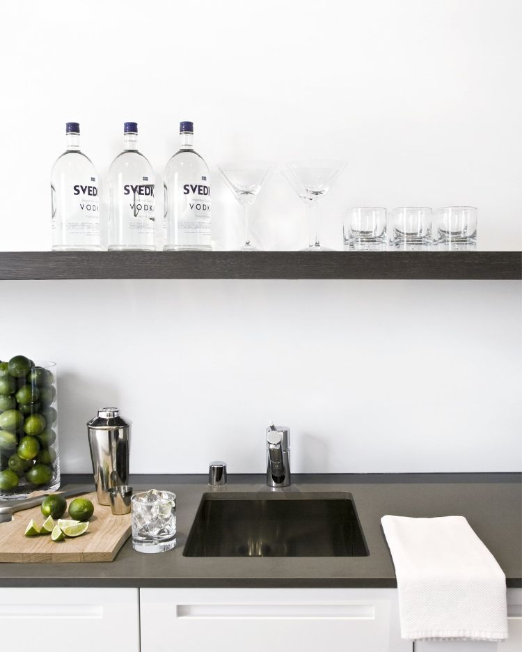 waschbecken für küche praktische tipps zum installieren von küchenspülen & spülbecken limetten vodka flaschen gläser schneidebrett shaker