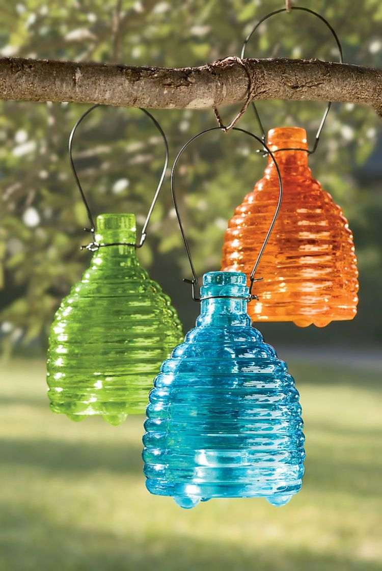 wespen vertreiben wespenfalle wespenbekämpfung farbig gläsbehälter mit essig spülmittel füllen aufhängen baum