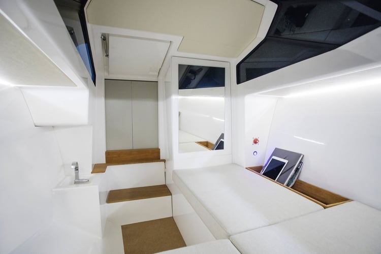 yacht elektroantrieb innen ausstattung modern weiss kabine