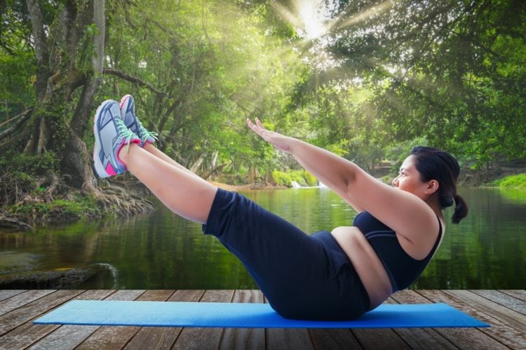 yoga zum abnehmen übungen natur frau übergewicht