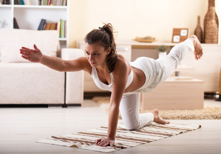 zu hause mit yoga abnehmen frau stellung