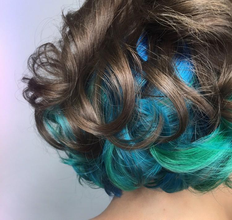 zweifarbige haare trend farbkombination braun blau grün