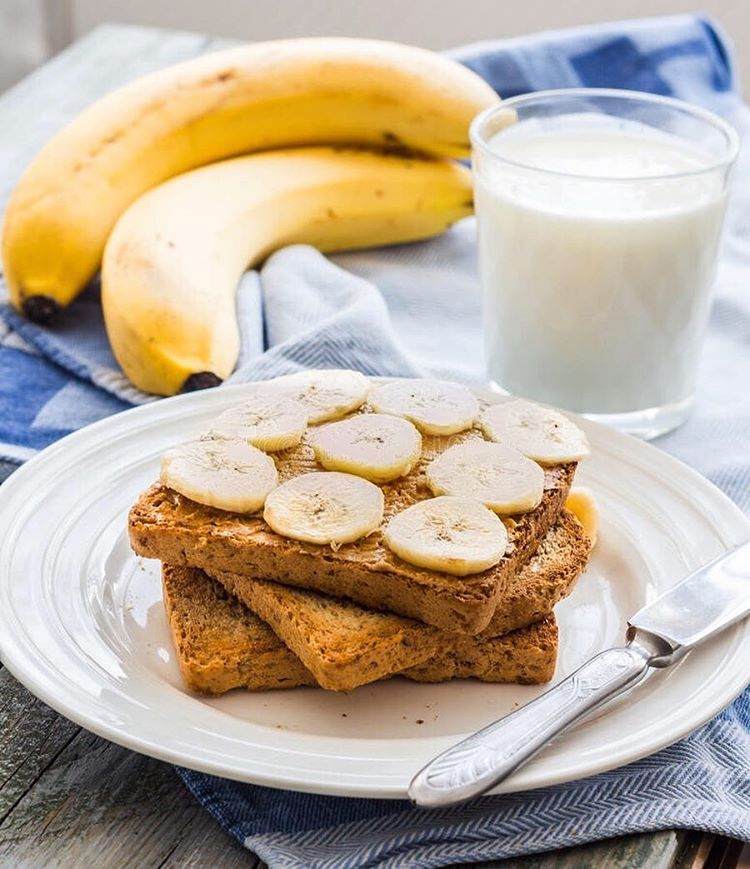 Banane Erdnussbutter Toast mit einem Glas Milch nach dem Training essen