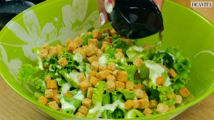 Caesar Salad Sauce gießen abschmecken
