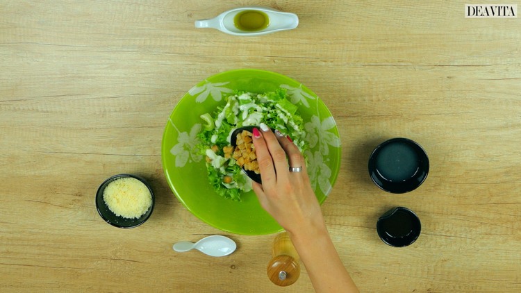 Caesar Salad Zutaten vermengen gut verrühren