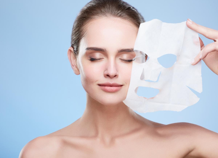 Gesichtspflege Tuchmasken lösen Haut auftragen