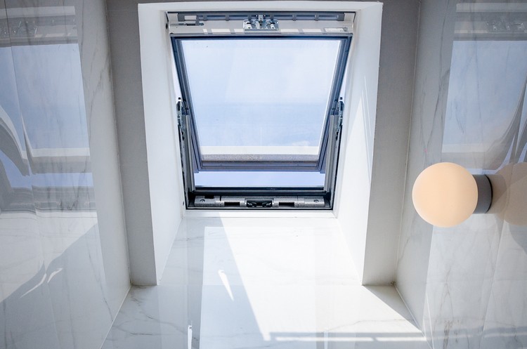 Mini-Wohnung Konzept Dachfenster Badezimmer