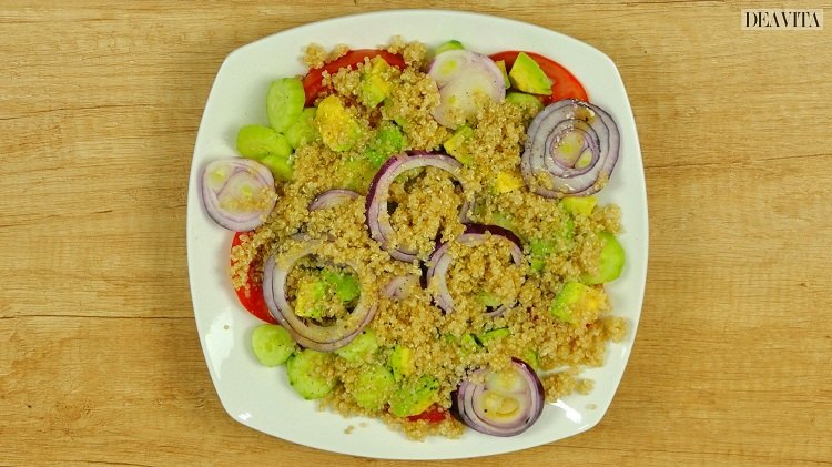 Quinoa Avocado Salat mit Gurken und Tomaten Roten Zwiebeln