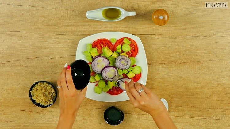 Quinoa Salat Rezept zum Abnehmen mit Avocado und Gurken