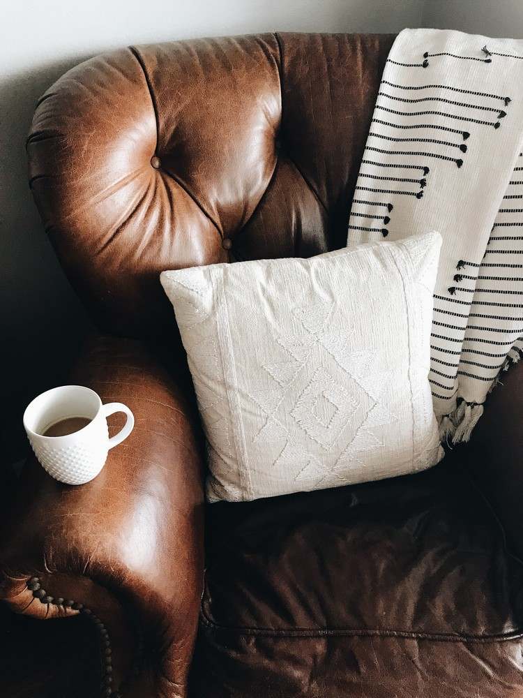 Sofa aus Leder reinigen Tipps gegen Flecken