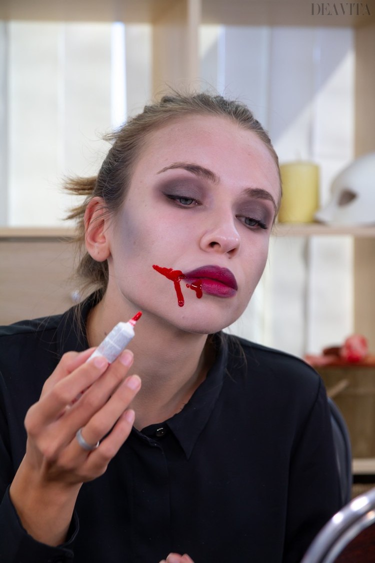 Vampir schminken Kunstblut auftragen Mundwinkel