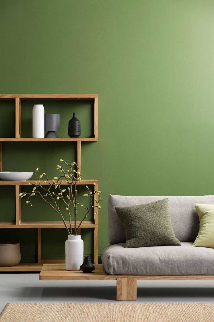 Wandfarbe Wohnzimmer Feng Shui Grün Holzelement Holzregal graues Sofa
