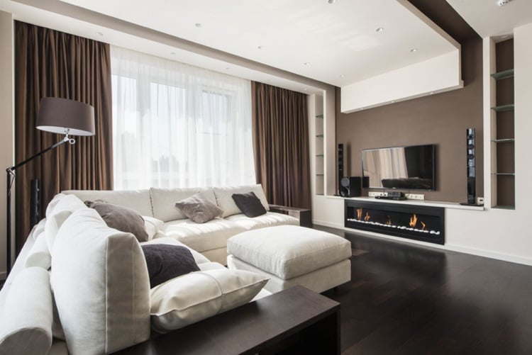 Wandfarbe braun Wohnzimmer weißes Sofa dunkler Holzboden abgehängte Decke