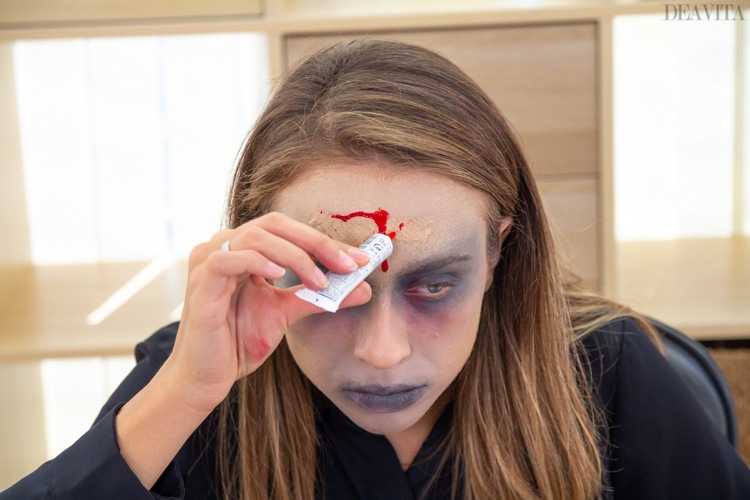 Zombie schminken Kunstblut abtropfen Stirn