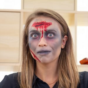 Zombie schminken gruseliges Halloween Make up Anleitung
